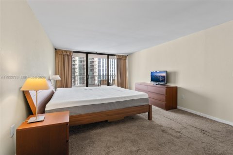 Condo in Miami, Florida, 1 bedroom  № 1998446 - photo 11
