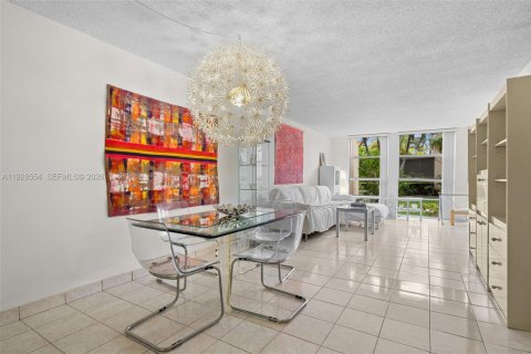 Condominio en Hallandale Beach, Florida, 1 dormitorio  № 2000256
