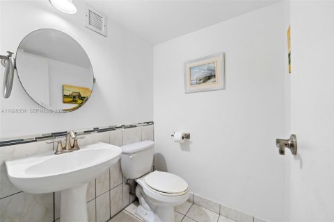 Condominio en venta en Hallandale Beach, Florida, 1 dormitorio, 102.19 m2 № 2000256 - foto 10