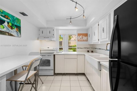 Condominio en venta en Hallandale Beach, Florida, 1 dormitorio, 102.19 m2 № 2000256 - foto 11