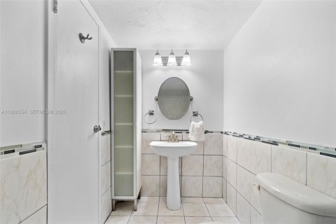 Condominio en venta en Hallandale Beach, Florida, 1 dormitorio, 102.19 m2 № 2000256 - foto 20