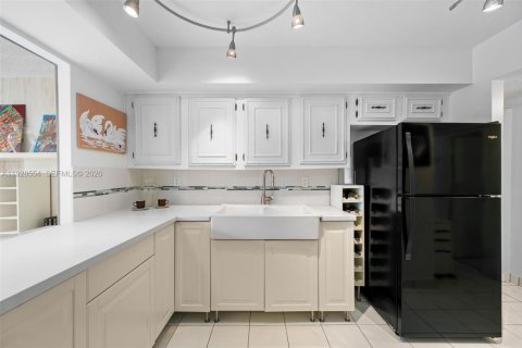 Condominio en venta en Hallandale Beach, Florida, 1 dormitorio, 102.19 m2 № 2000256 - foto 13