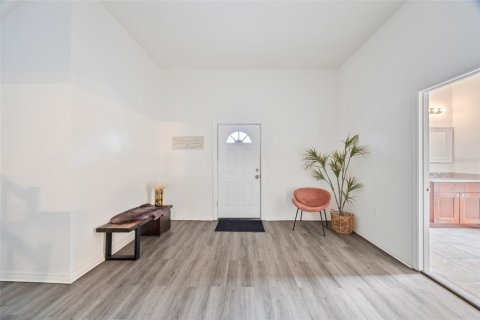 Propiedad comercial en alquiler en Tampa, Florida, 311.32 m2 № 1916421 - foto 2