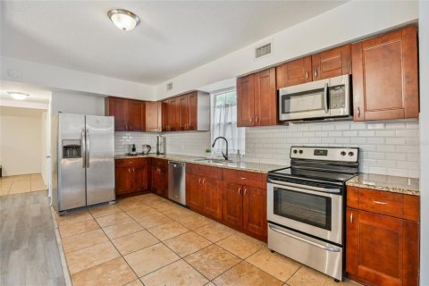 Propiedad comercial en alquiler en Tampa, Florida, 311.32 m2 № 1916421 - foto 8