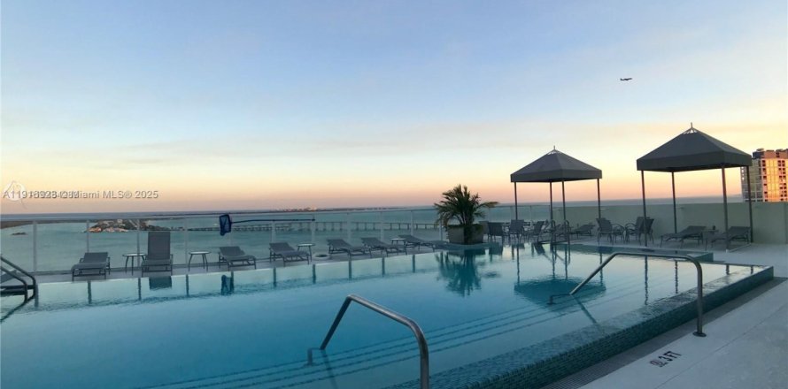 Condominio en Miami, Florida, 1 dormitorio  № 1973701