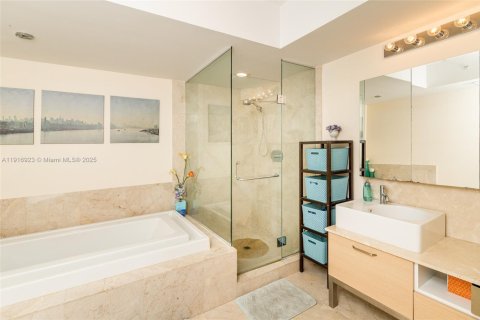 Condominio en alquiler en Miami, Florida, 1 dormitorio, 79.52 m2 № 1973701 - foto 14