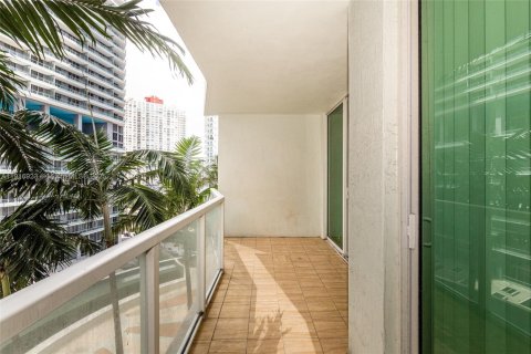 Condominio en alquiler en Miami, Florida, 1 dormitorio, 79.52 m2 № 1973701 - foto 5