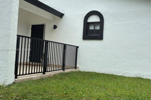 Casa en alquiler en Homestead, Florida, 3 dormitorios, 110.65 m2 № 2084994 - foto 3