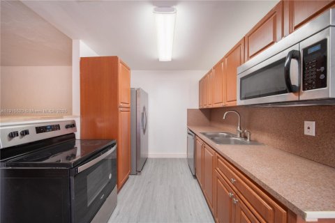 Casa en alquiler en Miami, Florida, 2 dormitorios, 74.32 m2 № 1971627 - foto 2