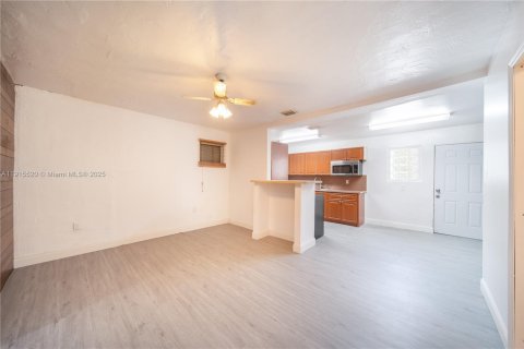 Casa en alquiler en Miami, Florida, 2 dormitorios, 74.32 m2 № 1971627 - foto 8
