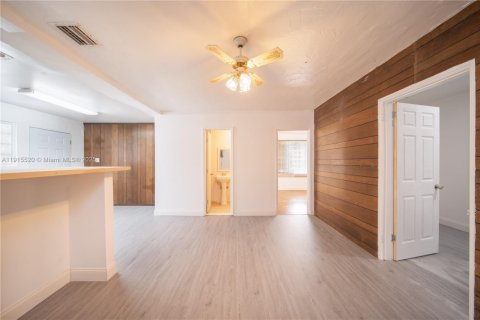 Casa en alquiler en Miami, Florida, 2 dormitorios, 74.32 m2 № 1971627 - foto 1