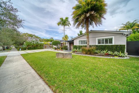 House in Miami, Florida 4 bedrooms, 182.46 sq.m. № 2043162 - photo 2