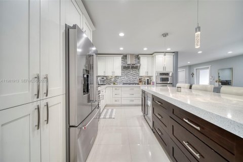 House in Miami, Florida 4 bedrooms, 182.46 sq.m. № 2043162 - photo 7