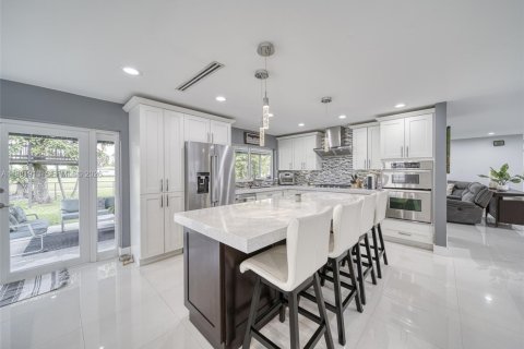 House in Miami, Florida 4 bedrooms, 182.46 sq.m. № 2043162 - photo 5