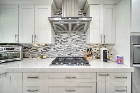 House in Miami, Florida 4 bedrooms, 182.46 sq.m. № 2043162 - photo 6