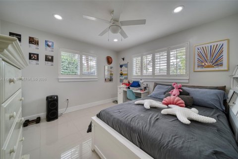 House in Miami, Florida 4 bedrooms, 182.46 sq.m. № 2043162 - photo 12