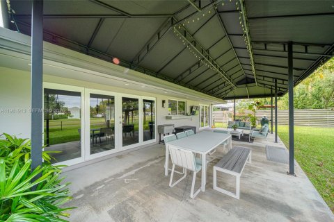House in Miami, Florida 4 bedrooms, 182.46 sq.m. № 2043162 - photo 17
