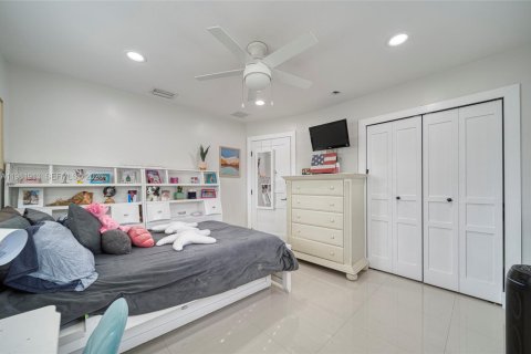 House in Miami, Florida 4 bedrooms, 182.46 sq.m. № 2043162 - photo 13