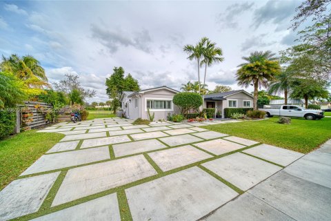 House in Miami, Florida 4 bedrooms, 182.46 sq.m. № 2043162 - photo 18