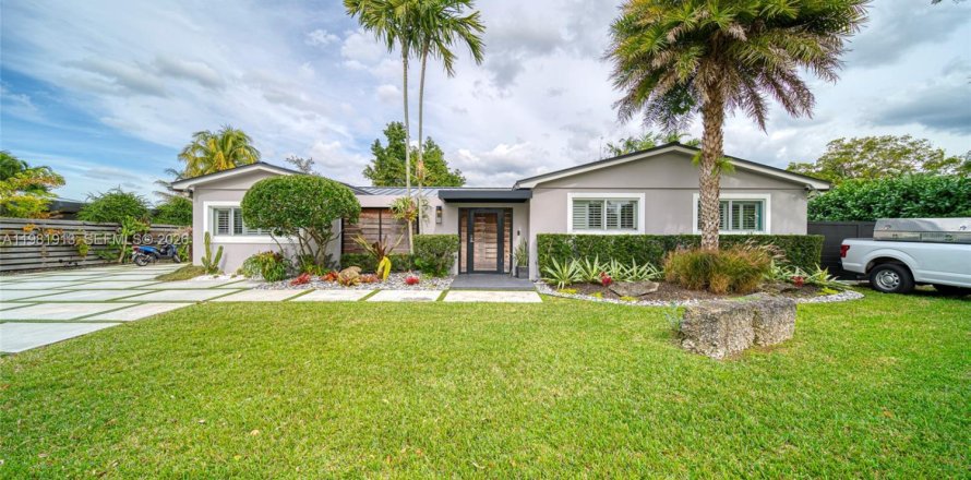 House in Miami, Florida 4 bedrooms, 182.46 sq.m. № 2043162