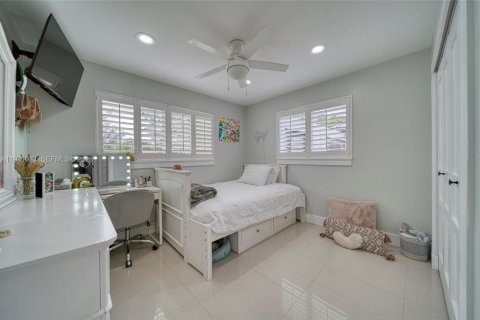 House in Miami, Florida 4 bedrooms, 182.46 sq.m. № 2043162 - photo 10