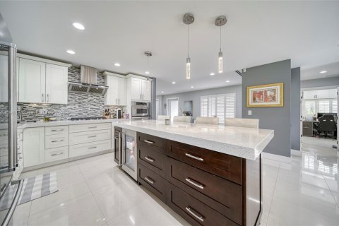 House in Miami, Florida 4 bedrooms, 182.46 sq.m. № 2043162 - photo 8