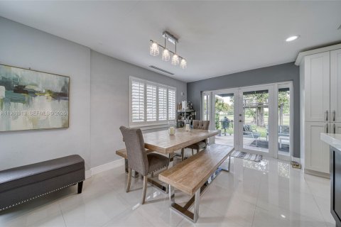 House in Miami, Florida 4 bedrooms, 182.46 sq.m. № 2043162 - photo 9