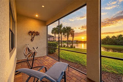 Villa ou maison à vendre à Lakewood Ranch, Floride: 3 chambres, 264.86 m2 № 2425233 - photo 3