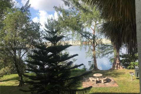 Снять в аренду кондоминиум в Хайалиа Гарденс, Флорида 2 спальни, 89.19м2, № 1994845 - фото 4