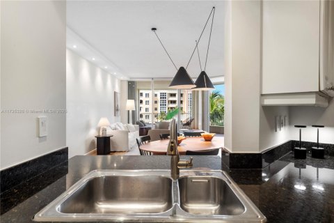 Condominio en alquiler en Key Biscayne, Florida, 2 dormitorios, 121.7 m2 № 1980991 - foto 13