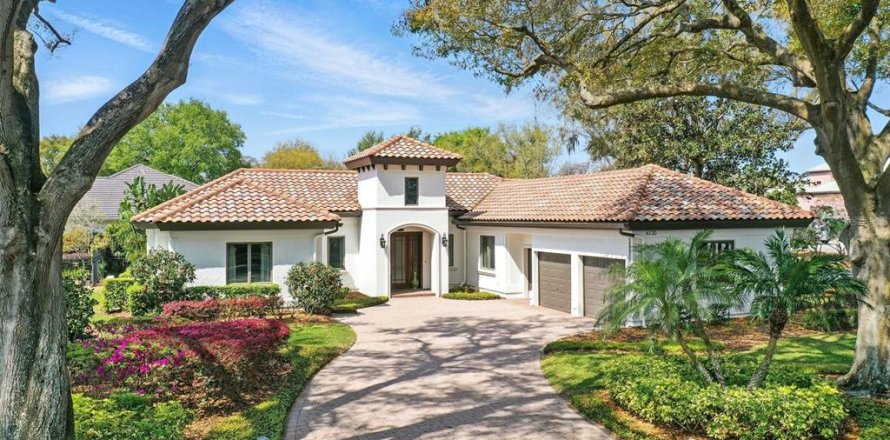 House in Windermere, Florida 4 bedrooms, 337.79 sq.m. № 1550538