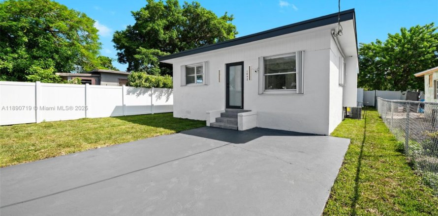 Дом в Майами, Флорида 3 спальни, 91.14м2 № 1943502