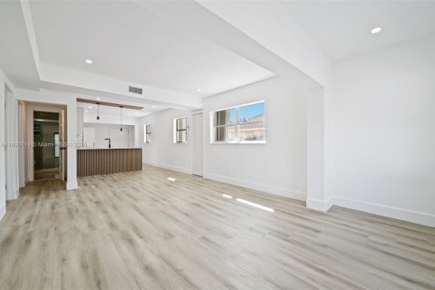 Купить виллу или дом в Майами, Флорида 3 спальни, 91.14м2, № 1943502 - фото 7