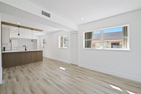 Купить виллу или дом в Майами, Флорида 3 спальни, 91.14м2, № 1943502 - фото 8