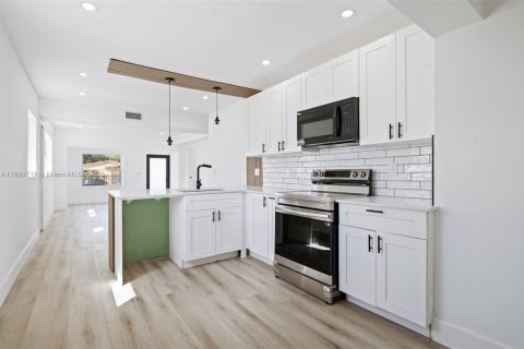 Купить виллу или дом в Майами, Флорида 3 спальни, 91.14м2, № 1943502 - фото 10