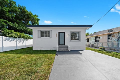 Купить виллу или дом в Майами, Флорида 3 спальни, 91.14м2, № 1943502 - фото 2