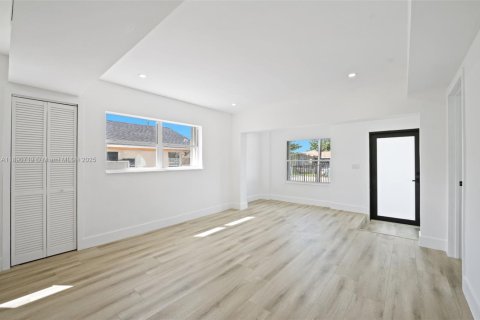 Купить виллу или дом в Майами, Флорида 3 спальни, 91.14м2, № 1943502 - фото 13