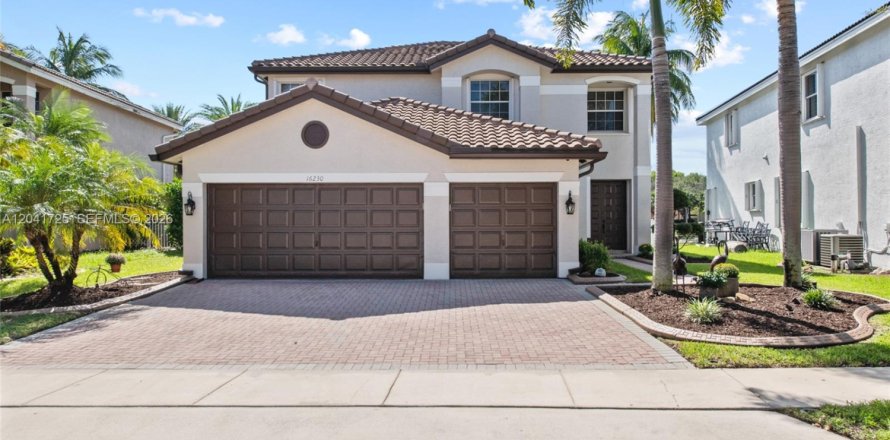 House in Miramar, Florida 5 bedrooms, 281.87 sq.m. № 2185403