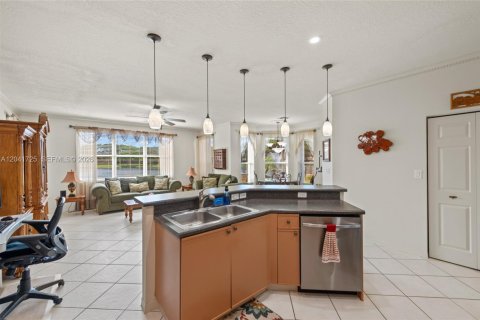 House in Miramar, Florida 5 bedrooms, 281.87 sq.m. № 2185403 - photo 19