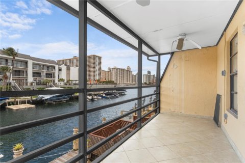 Townhouse in North Miami Beach, Florida 2 bedrooms, 145.86 sq.m. № 1882401 - photo 18