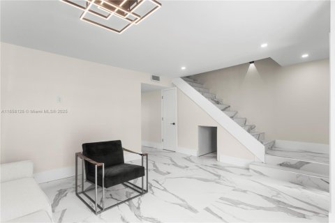 Townhouse in North Miami Beach, Florida 2 bedrooms, 145.86 sq.m. № 1882401 - photo 8