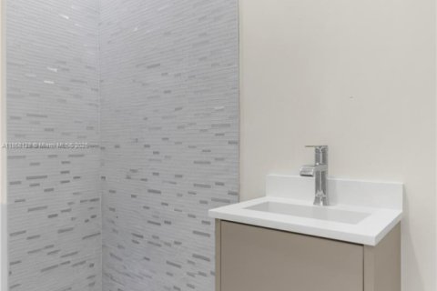 Townhouse in North Miami Beach, Florida 2 bedrooms, 145.86 sq.m. № 1882401 - photo 15