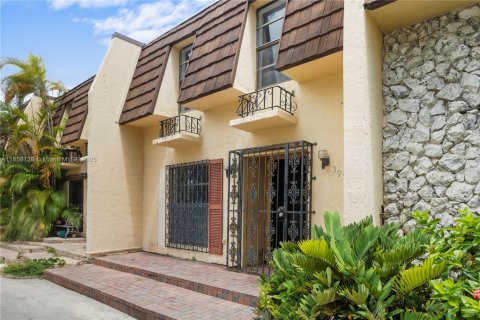 Townhouse in North Miami Beach, Florida 2 bedrooms, 145.86 sq.m. № 1882401 - photo 20