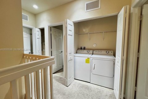 House in Miami, Florida 5 bedrooms, 214.79 sq.m. № 2087320 - photo 10