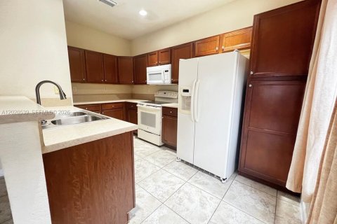 House in Miami, Florida 5 bedrooms, 214.79 sq.m. № 2087320 - photo 5