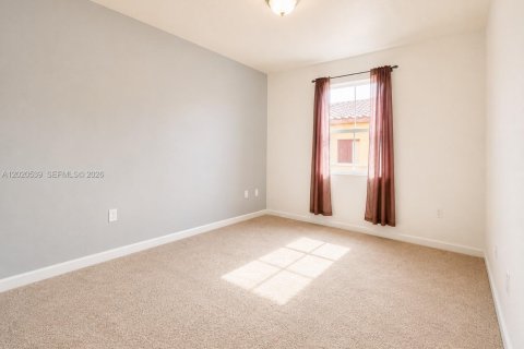 House in Miami, Florida 5 bedrooms, 214.79 sq.m. № 2087320 - photo 11