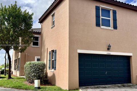 House in Miami, Florida 5 bedrooms, 214.79 sq.m. № 2087320 - photo 23