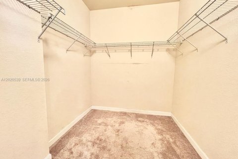 House in Miami, Florida 5 bedrooms, 214.79 sq.m. № 2087320 - photo 16
