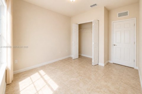 House in Miami, Florida 5 bedrooms, 214.79 sq.m. № 2087320 - photo 6