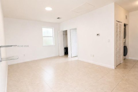 House in Miami, Florida 5 bedrooms, 214.79 sq.m. № 2087320 - photo 19